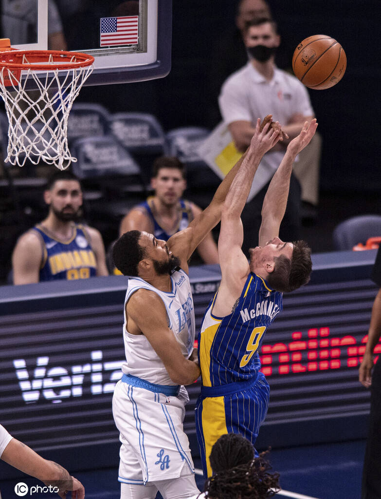 步行者翻盘湖人,胡金秋高光表现 步行者翻盘湖人,胡金秋高光表现